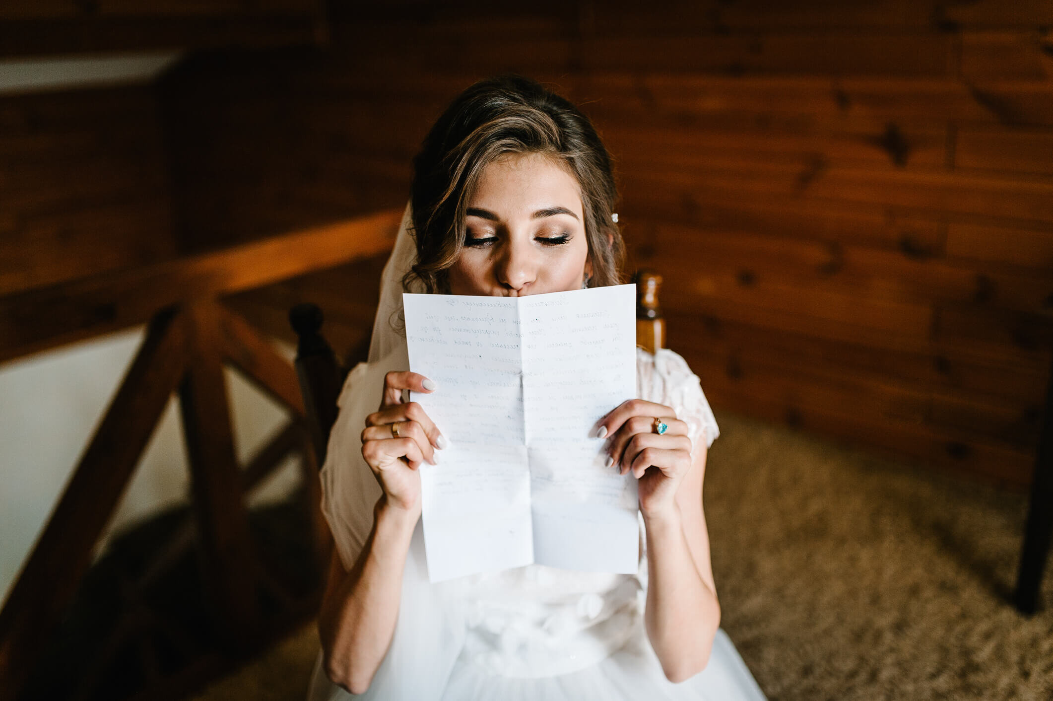 Письма жениху. Невеста читает письмо. Невеста у окна. Женщина читает письмо. Книги как стать самой красивой невестой.