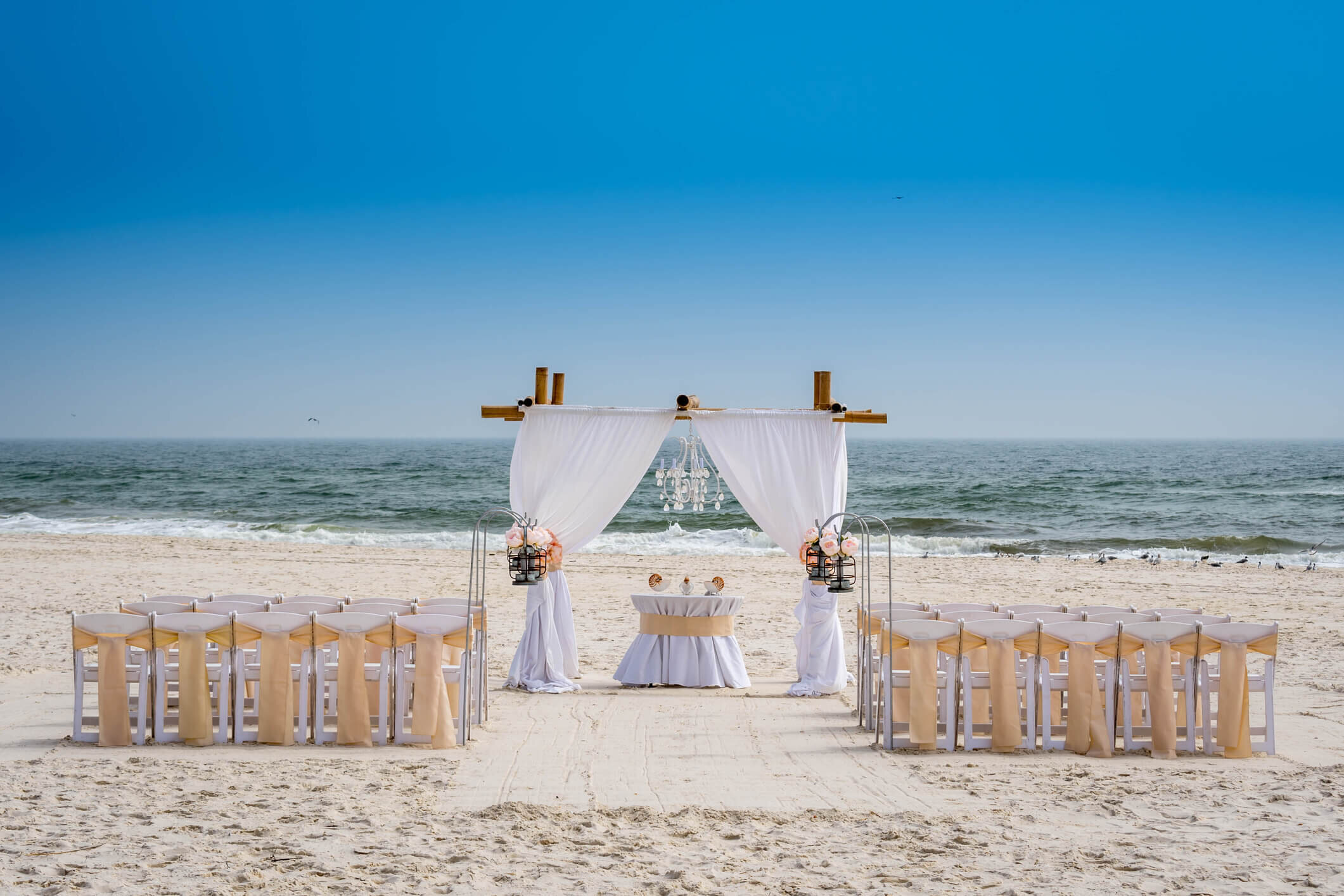 https://www.wedding-spot.com/blog/sites/wsblog/files/images/migrated/111-chairs%2Band%2Baltar%2Bon%2Bbeach%2Bfor%2Bbeach%2Bwedding.jpg