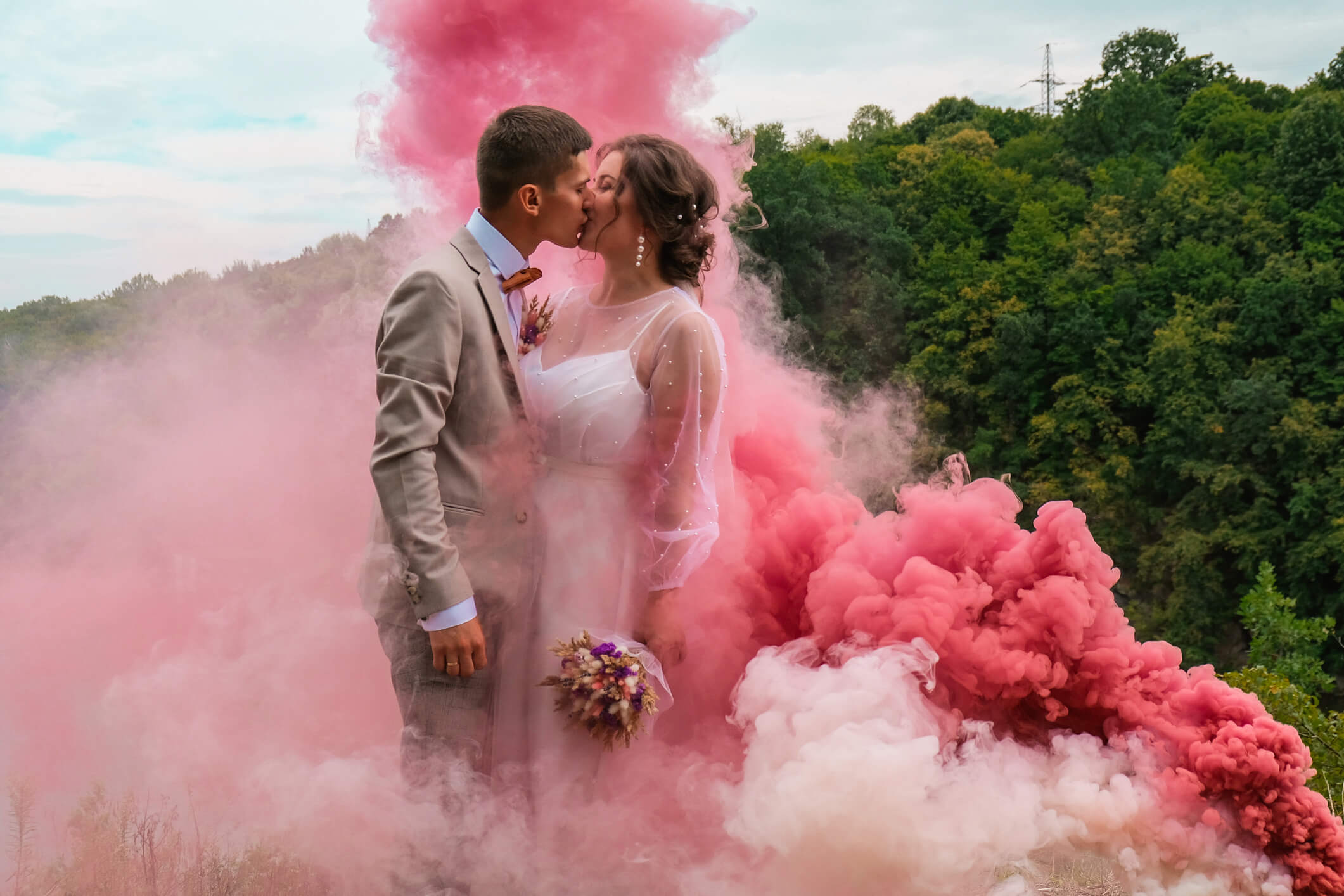 https://www.wedding-spot.com/blog/sites/wsblog/files/pink%20wedding%20ideas.jpg