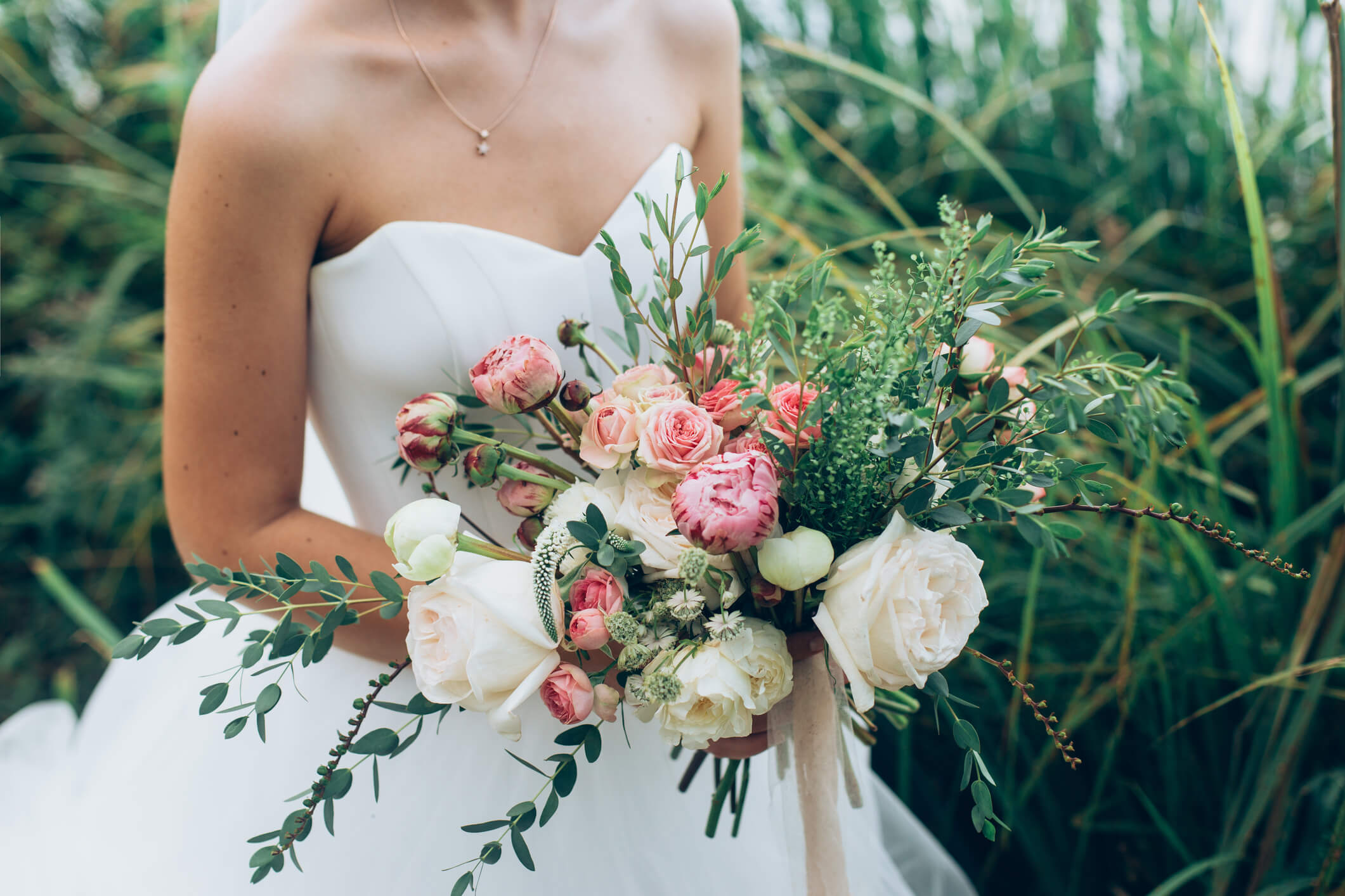 20 Fabulous Hanging Wedding Flower Ideas (& How to Create Your Own) 